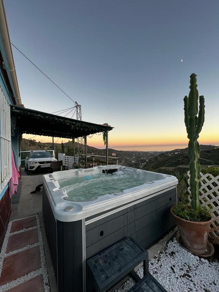 Iznate Casa Rural Malaga Monkey Love Con Jacuzzi מראה חיצוני תמונה